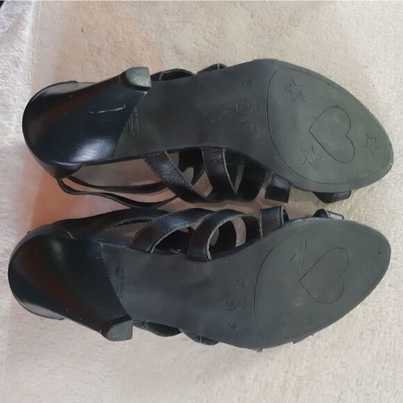 SoftMocāBlackāLeatherāStrappyĀ SandalāHeels - Picture 9 of 16